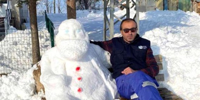 Köy muhtarı 'kardan dede' yaptı