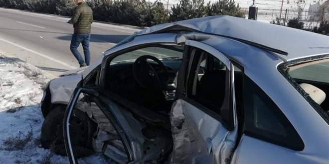 Afyonkarahisar'da iki otomobilin arpt kazada 2 kii ld, 3 kii yaraland