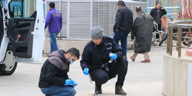 Hastanede ortalık karıştı: Tüfek, taş ve sopalı kavga: 3 yaralı