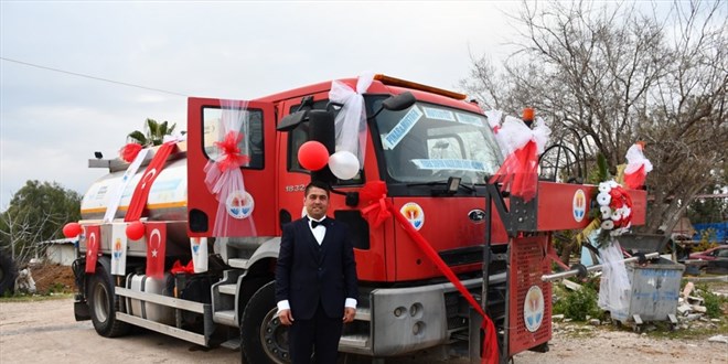 Belediyenin temizlik aracı 'gelin arabası' oldu
