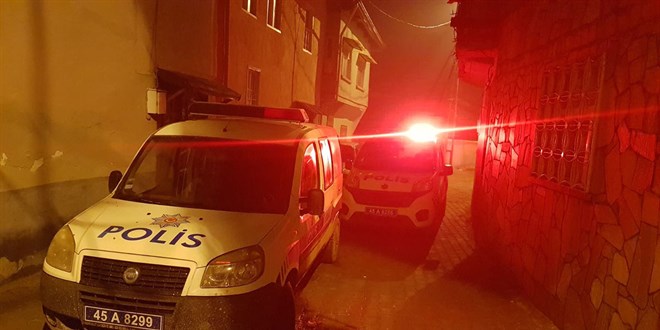 Yaşlı adam evin bahçesinde iple kendini astı