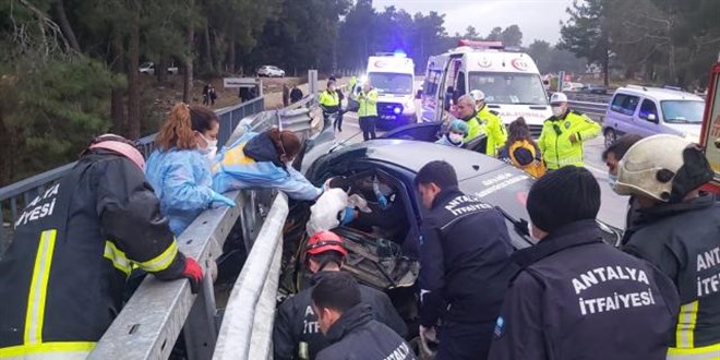 Antalya'da otomobil bariyerlere çarptı: 1 ölü, 2 yaralı