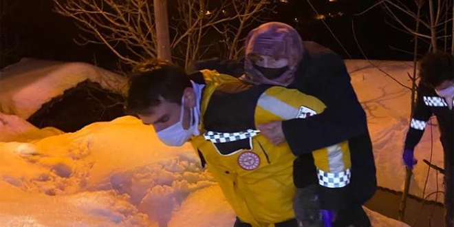 Sağlık Pehlivan'ı: Yaşlı kadını sırtında ambulansa taşıdı