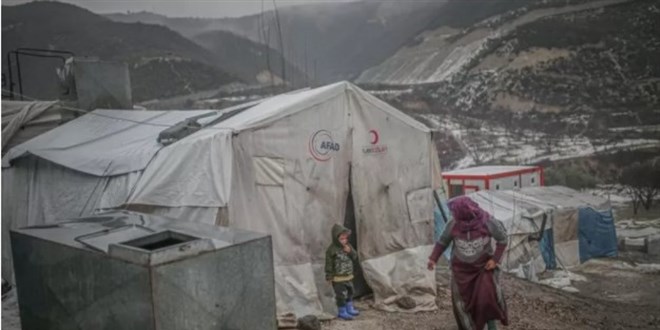Suriye'nin İdlib bölgesindeki kamplarda bebekler donarak öldü