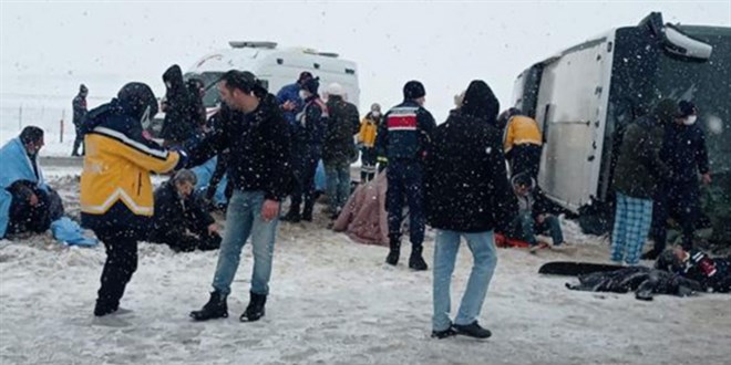 Yozgat'ta yolcu otobüsü devrildi, 1 kişi öldü, 34 kişi yaralandı