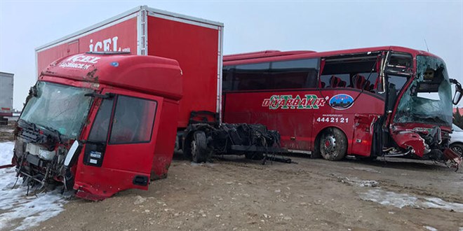Konya'da yolcu otobüsü ile TIR çarpıştı: 11 yaralı