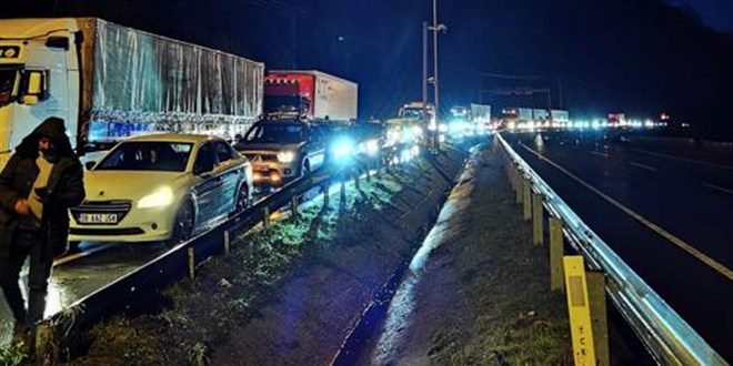 Karadeniz Sahil Yolu'nda ulaşım, kaya düşmesi nedeniyle aksadı