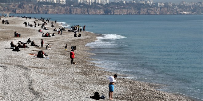 Yurt genelinde soğuk hava etkili olurken, Antalya'da deniz keyfi