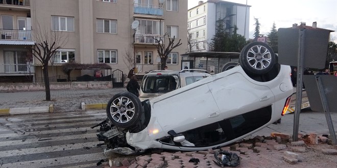 Hafif ticari aracın çarptığı otomobil takla attı; 7 kişi yaralandı