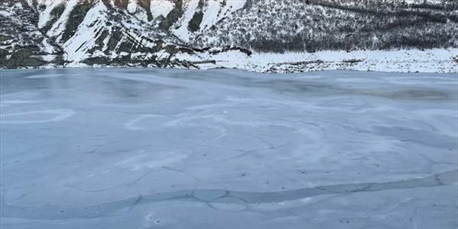 Tunceli'deki Uzunçayır Baraj Gölü soğukların etkisiyle dondu