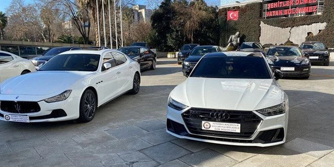 Lüks otomobil kaçakçılığı operasyonu: Emniyetin bahçesi galeriye döndü