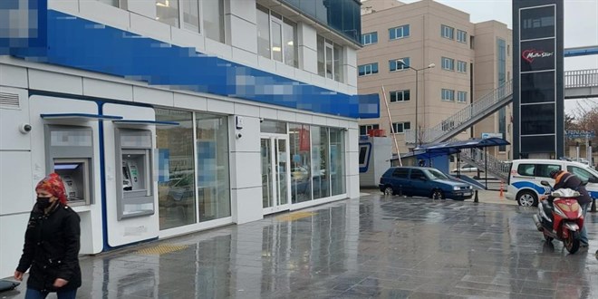 Elinde taşla banka soymaya çalıştı