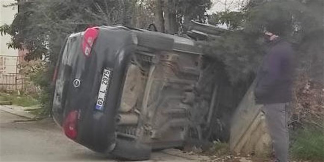 Öğrenciye çarpmamak için yol kenarındaki duvara çarptı