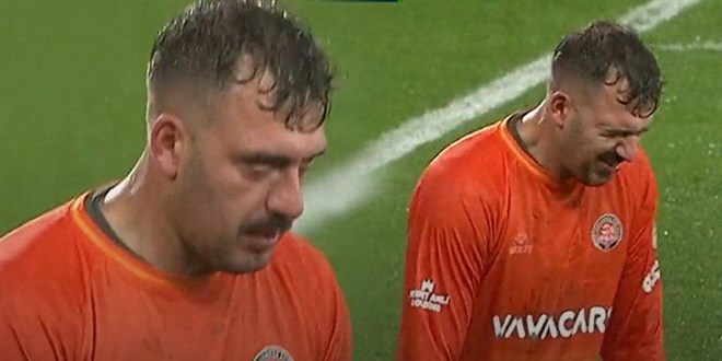 Kupa maçında dikkat çeken görüntü! Kaleci soğuktan titredi