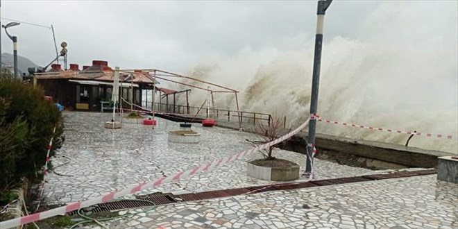 Kastamonu'da dalgaların boyu 5 metreyi aştı: Derin göçükler oluştu