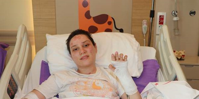 Yoğun bakımda 2 kez kalbi duran genç kız 45 gün sonra hayata gözlerini açtı