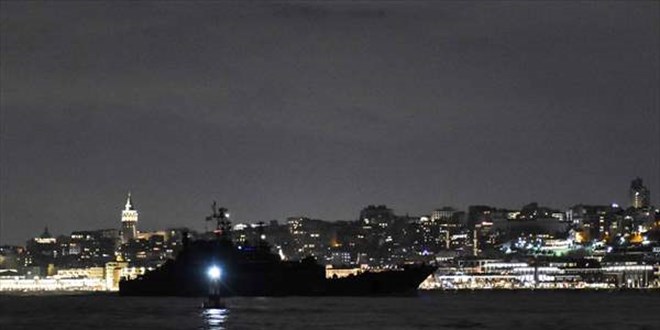 Rus askeri gemileri İstanbul Boğazı'ndan geçti