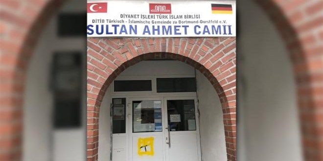 Almanya'da camiye saldırı: Kapıya gamalı haç çizildi