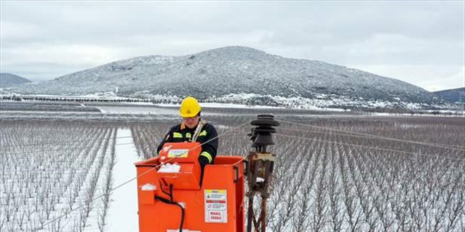 'Uyumadan dinlenmeden çalışarak Ispartalıları elektriğe kavuşturduk'