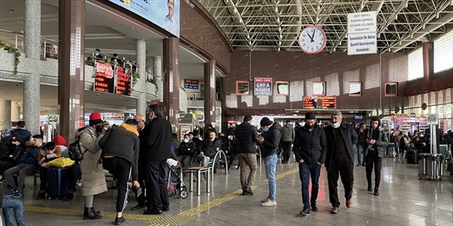 Belediye kar nedeniyle geceyi otogarda geçiren yolculara yemek ikram etti