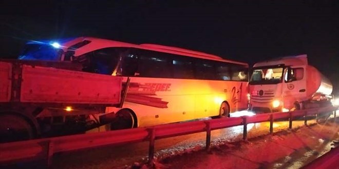 Yolcu otobüsü ile 2 tır çarpıştı, 1 kişi öldü, 14 kişi yaralandı