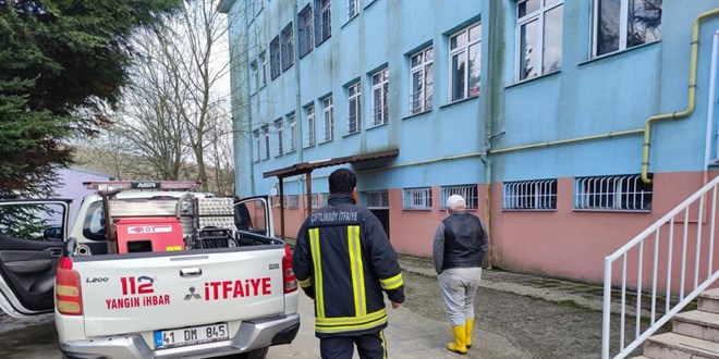 Su basan ilkokulu kimyevi maddelerden çıkan duman kapladı