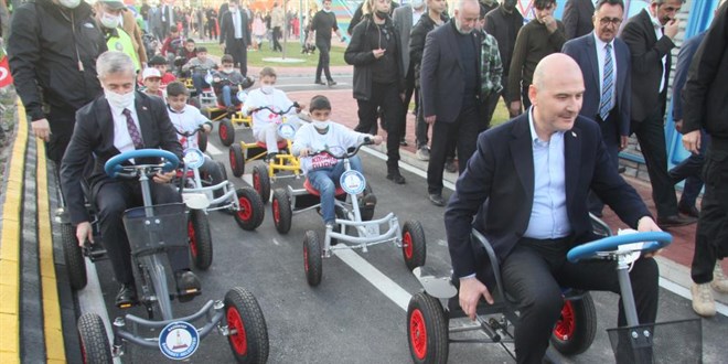 Bakan Soylu, çocuklarla trafik eğitim aracı kullandı, renkli görüntüler oluştu