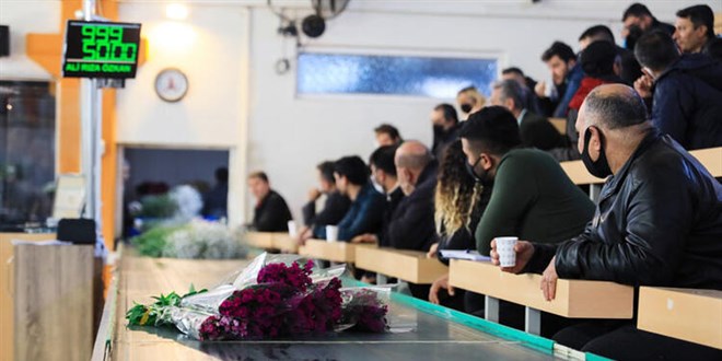 Mezatta Sevgililer Günü çiçeklerini almak için yarıştılar