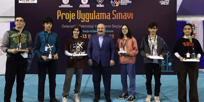 Bakan Varank, Deneyap Türkiye uygulama sınavında projeleri inceledi