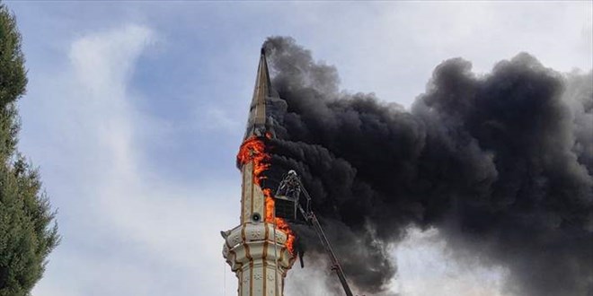 Bilecik'te tadilat sırasında caminin minaresi alev aldı
