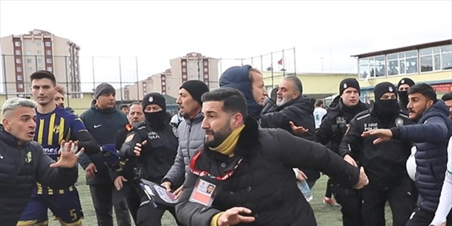 Amatör ligde oynanan maçta çıkan kavgaya polis müdahale etti