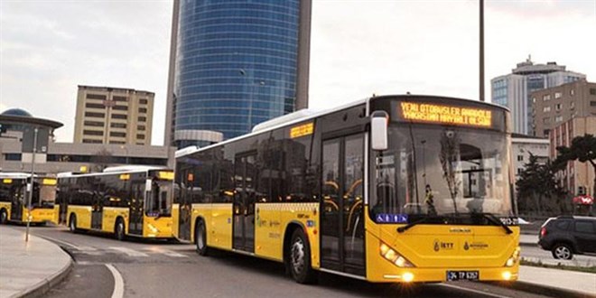 Arnavutköy'de İETT otobüsüyle minibüs çarpıştı, 3 kişi yaralandı