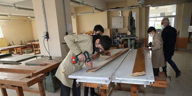 Hatay'da öğrenciler atık ahşapları ihtiyaç sahipleri için mobilyaya dönüştürüyor