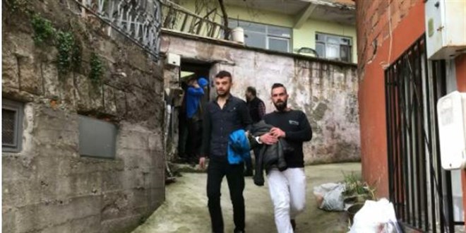 Kendilerine saldıran pitbull köpekleri tabancayla öldürdüler
