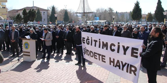 Sınıfta öğrencisi tarafından darp edilen öğretmene meslektaşlarından destek