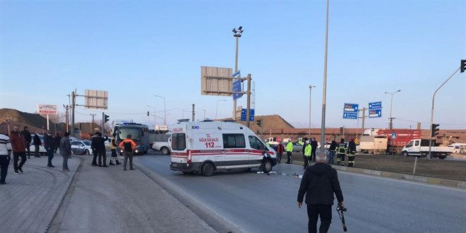 Otomobil ile hasta taşıyan ambulans çarpıştı: 5 yaralı
