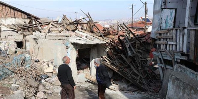 Başkentte yıkılan gecekondunun altında kalan kişi yaralandı