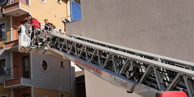 Çocuklarıyla birlikte eve kilitlendi