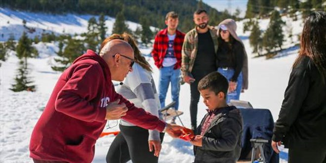 Antalya'da vatandaşlar karın keyfini çıkardı