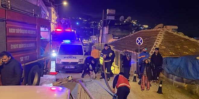 Hatay'da metruk evde çıkan yangın, çevre binalara sıçramadan söndürüldü