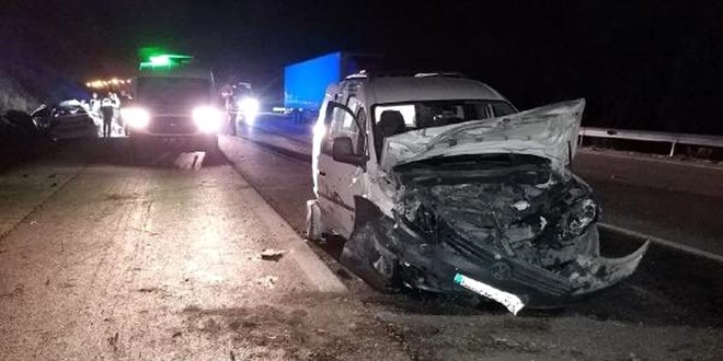 Adana'da otomobil ile çekicinin çarpışması sonucu 4 kişi yaralandı