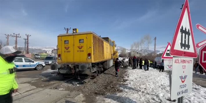 Van'da ray temizleme aracının kamyonete çarpması sonucu 4 kişi yaralandı
