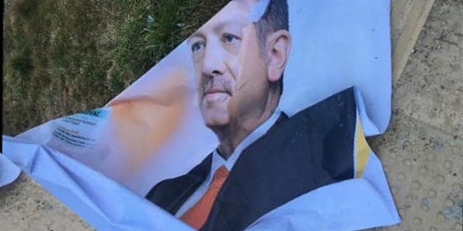 Cumhurbaşkanının afişlerini yırtan şahıs gözaltına alındı