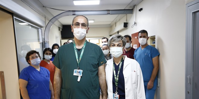 Yoğun bakımdaki hastalara şifa dağıtan doktor çift, zorlukları el ele aşıyor