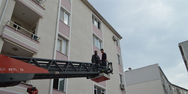 Apartman yangında mahsur kalan 7 kişiyi itfaiye kurtardı