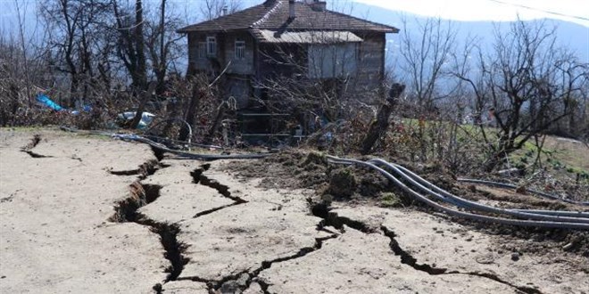 Karabük'te heyelan: 19 ev boşaltıldı