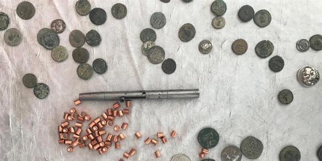 Ekipleri şaşırtan görüntü: Buzdolabından suikast silahı ve tarihi eser çıktı