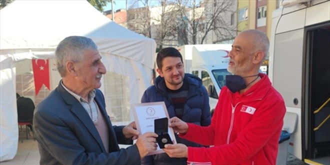 47 yıldır kan veren bağışçıya madalya