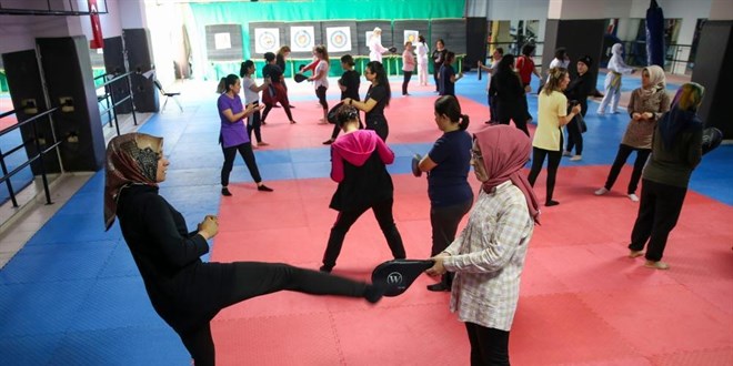 Antalya'da savunma sporu öğrenen ev hanımları şiddete karşı daha güçlü
