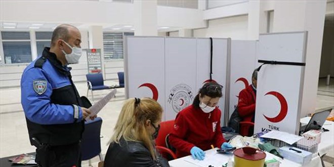 Emniyetinin 'kan bağışı' anonsu üzerine polis memurları kan vermeye koştu